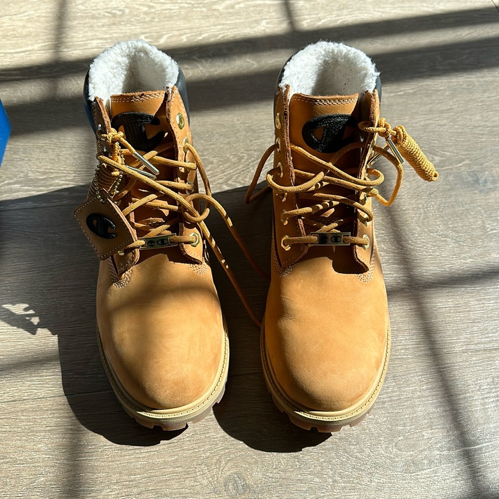 Boys size 7 Timberland Champion boots. Like new. shearling  inside
